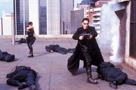Matrix – Allein gegen alle: Auch auf dem Dach werden Neo (Keanu Reeves, r.) und Trinity (Carrie-Anne Moss, l.) von Polizisten erwartet.