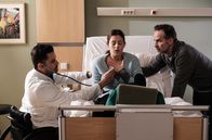 In aller Freundschaft – Die querschnittsgelähmte Alma Michels (Mia Kasalo, mi.) macht Dr. Ilay Demir (Tan Caglar, li.) und ihrem Vater Frank (Beat Marti, re.) klar, dass sie auf deren ungewollte Hilfe gern verzichten würde. Doch plötzlich hat Alma Atemnot und ihre Situation wird lebensgefährlich.