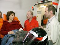 In aller Freundschaft – MDR Fernsehen IN ALLER FREUNDSCHAFT FOLGE 257, "Zwischen den Zeilen" Uhr. Lara Wisser (Anja Franke), eine alte Freundin von Yvonne, die mit ihrem Motorrad eine Tour durch Deutschland macht, wird mit einer Fraktur in die Sachsenklinik eingeliefert.