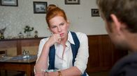 SOKO Wismar – Im "Dorfkrug" sieht das allerdings anders aus. Maike Dierksen (Henny Reents), die zusammen mit ihrem Ehemann die Wirtschaft betreibt, ist von Stargards Tod sehr mitgenommen. Gestern saß er noch da und hat Lamm gegessen.