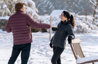 Sturm der Liebe – Lale (Yeliz Simsek, r. mit Lukas Leibe, l.) erkennt schmunzelnd, dass Stella zwar nett und engagiert, aber keine gute Fitnessvideo-Partnerin ist.