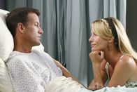 Desperate Housewives – Edie (Nicolette Sheridan, l.) feiert ihren Triumph über ihre Erzfeindin Susan und redet Mike (James Denton, r.) sogar ein, dass er Susan nie geliebt habe ...