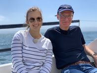 Verrückt nach Meer – Valparaiso in Chile. Segelausflug. Von links: Nautik-Praktikantin Lara Habedank und Kapitän Elmar Mühlebach.