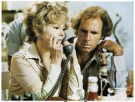 Familiengrab – Ahnen nicht, dass der Erbe zur Zeit damit beschäftigt ist, einen Bischof zu entführen und deshalb kein Interesse an seiner Auffindung hat: Blanche (Barbara Harris, l.) und George (Bruce Dern, r.) ...