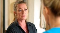 Rote Rosen – Carla (Maria Fuchs m.) entdeckt, dass Katharina ihrer Zeit weit voraus und eine große Astronomin war. Um Katharina zu würdigen, gibt Carla (Maria Fuchs m.) dem Heideecho ein Interview