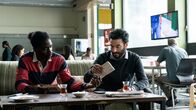 Liberame - Nach dem Sturm – Für Akono Chuke (Emmanuel Ajayi, l.) sieht es nicht gut aus. Dass sein Freund abgeschoben werden soll, trifft Ismail Sabia (Mohamed Achour, r.) schwer.