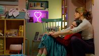 Rote Rosen – Jess (l. Juana Nagel) bringt gemeinsam mit Lou (r. Eva-Maria Grein von Friedl) im Buchladen ihr Baby zur Welt.