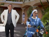 Das Traumhotel – Markus Winter (Christian Kohlund) findet Gefallen an der Motorrad fahrenden Nonne Verena (Sandra Speichert).