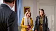 Sturm der Liebe – Die Diskussion zwischen Katja (Isabell Stern, M.) und Christoph (Dieter Bach, l.) eskaliert, als Maxi (Katharina Scheuba, r.) dazukommt.