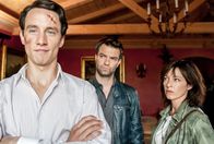SOKO Kitzbühel – Er sei die Treppe hinuntergestürzt, lügt Hans-Dieter Fenninger (Laurence Rupp, l.) und lässt sich auch sonst von Lukas Roither (Jakob Seeböck, M.) und Nina Pokorny (Julia Cencig, r.) keine Informationen entlocken.