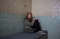 Back to Life – Wieder im Knast: Miri (Daisy Haggard) ist verzweifelt.
