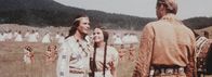 Winnetou II – Endlich kann Winnetou (Pierre Brice, l.) Ribanna (Karin Dor, M.) seinen Blutsbruder Old Shatterhand (Lex Barker, r.) vorstellen. Die beiden verstehen sich auf Anhieb prächtig ...