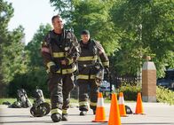 Chicago Fire – Chicago Fire Intrige - 2112 Staffel 4, Episode 6 Training in der Einsatzpause: Taylor Kinney als Kelly Severide, Joe Minoso als Joe Cruz