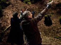 Sherlock – Holmes (Benedict Cumberbatch, li.) und Watson (Martin Freeman) verfolgen eine Spur.