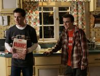 Malcolm mittendrin – Dewey findet den Reserveschlüssel für das Auto seines Vaters und versucht Malcolm (Frankie Muniz, r.) und Reese (Justin Berfield, l.) zu überreden, ihn zum Shopping-Center zu fahren. Die allerdings schlagen ihm die Bitte ab ...
