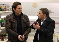 Tatort – Es sieht so aus, als hätten Sebastian Bootz (Felix Klare, li.) und Thorsten Lannert (Richy Müller) es geschafft, den Angreifer im Supermarkt unschädlich zu machen.