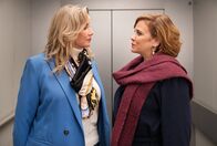 In aller Freundschaft – Die Verwaltungschefin der Sachsenklinik Sarah Marquardt (Alexa Maria Surholt, li.) und die Gesundheitsdezernentin Antonia Meiler (Muriel Baumeister, re.) haben einen gemeinsamen Termin mit Dr. Kaminski. Bei seinen Patienten kam es in letzter Zeit mehrfach zu Komplikationen nach seinen Behandlungen. Während Sarah von Kaminskis Unschuld überzeugt ist, glaubt Antonia nicht an Zufälle.