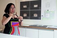 Signes – Signes Delphine Quach – barrierefreie Architektur Delphine Quach erläutert einen Bauplan. Copyright: SRF/RTS