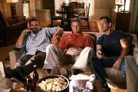 Desperate Housewives – Männerabend: Carlos (Ricardo Antonio Chavira, l.), Tom (Doug Savant, M.) und Mike (James Denton, r.) ...