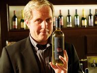 Der Winzerkönig – Thomas (Harald Krassnitzer) präsentiert seinen ersten eigenen Wein.