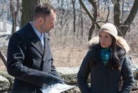 Elementary – Weil Holmes' (Jonny Lee Miller, l.) Bruder Mycroft überraschend nach New York zurückgekehrt ist, kommt es zu Spannungen zwischen Holmes und Watson (Lucy Liu, r.), die ein ganz besonderes Verhältnis mit Mycroft verbindet ...