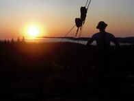 Ax Men - Die Holzfäller – Es ist wohl der härteste Job der USA - Holzfäller im Pazifischen Nordwesten Amerikas. Bei der Arbeit mit Sägen, Äxten und schweren High Tech Maschinen ist Kraft, Ausdauer und Geschick gefragt und das bei jeder Witterung ...