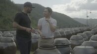 Food Trip - Essen und Leben in ... – Carlton McCoy (l.) besucht in Jukjang-myeon eine Farm zur Herstellung von fermentierten Sojabohnen-Pasten und -Soßen, auf Koreanisch "Jang".