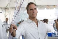 Navy CIS: New Orleans – Als ein Marineleutnant an der Beulenpest stirbt, müssen Special Agent Pride (Scott Bakula) und sein Team die Quelle des Virus finden, um einen Ausbruch der Krankheit zu verhindern ...