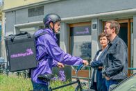 SOKO Linz – Joe (Katharina Stemberger, M.) und Ben (Daniel Gawlowski, r.) erwischen Heimo (Philipp Auer, l.) vor der Lieferdienstfiliale. Er kommt gerade von einer Lieferung. In einer Befragung stellt sich heraus, dass Heimo den Toten kannte. In der Tatnacht war er zuhause - es gibt keine Zeugen.