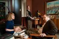 Alice – Alice (Nina Gummich, l.) mit Jean Paul Sarte (Charlie Nelson) und Simone de Beauvoir (Sarah Chaumette)