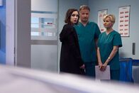 In aller Freundschaft – Marlene Lehmann (Carolin Haupt, li.) und ihre Schwester haben sich nach dem Tod der Mutter vor vielen Jahren mit ihrem Vater entzweit. Nun liegt er in einem sehr kritischen Zustand in der Sachsenklinik und auch jetzt kann Marlene sich nicht überwinden, zu ihm zu gehen. Dr. Kathrin Globisch (Andrea Kathrin Loewig, re.) versucht Dr. Roland Heilmann (Thomas Rühmann, mi.) vor Augen zu führen, was passieren kann, wenn man nicht gemeinsam trauert. Auch Roland hat seine Frau verloren und findet keinen Weg mit seinen Kindern gemeinsam zu trauern.