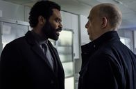 Counterpart – Ian Shaw (Nicholas Pinnock, l.); Howard (J.K. Simmons, r.)