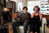 Dead Pixels – Nicky (Will Merrick) versucht Meg (Alexa Davies) zu trösten, nachdem mit ihr Schluss gemacht wurde.