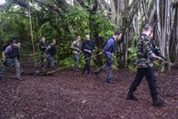 Hawaii Five-0 – Das Team glaubt, dass Shioma wohl seit ihrem Verschwinden vor sechs Monaten direkt auf Hawaii geblieben ist und ihre Geschäfte weiterführt. Jerry findet das Versteck durch Satellitenbilder und Steve (Alex O'Loughlin, 3.v.r.), Danny (Scott Caan, 5.v.l.), Kono (Grace Park, l.) und Chin (Daniel Dae Kim, 3.v.l.) brechen in geheimer Mission auf, um Shioma festzunehmen. Doch dort angekommen, werden sie von Yakuza geschnappt. Nun liegt es an Jerry, das Team zu retten ...