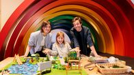 Checker Tobi – Tobi und Rosa mit Expertin Christina (links) vor ihrem selbstgebauten Park in Checkerhausen.