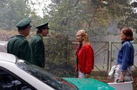 ZERV - Zeit der Abrechnung – Kommissarin Karo Schubert (Nadja Uhl, 2.v.r.) und ihre Kollegin Uta Lamprecht (Fritzi Haberlandt, r.) lassen sich von den Polizeibeamten (Komparsen) den Weg zum Tatort erklären.