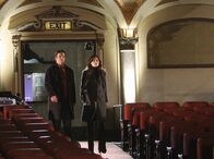 Castle – Richard Castle (Nathan Fillion, l.) und Kate Beckett (Stana Katic, r.) besuchen eine Probe des berühmten Magiers Tobias Strange.