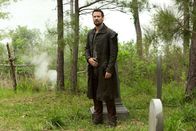 Salem – Hat John (Shane West) auf Anraten von Tituba wirklich eine Waffe gegen den gefallenen Engel erschaffen oder nutzt sie den Krieger lediglich für ihre ganz eigenen Zwecke?
