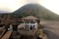 Leben mit Vulkanen – Ein Tempel am Fuße des Vulkans Bromo in Indonesien: Die Menschen hier beten darum, dass der Berg ihnen Leben schenkt, anstatt es zu nehmen.