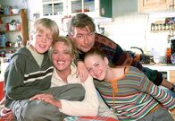 Ritas Welt – 2. Staffel: Die Familie Kruse: v.li.: Markus (Marius Theoblad), Rita (Gaby Köster), Horst (Frank Vockroth), Sandra (Yasmin Schwiers)