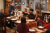 Last Man Standing – Plötzlich steht Mike (Tim Allen, 2.v.l.) zwischen seinem Vater Bud (Robert Forster, l.) und seiner Familie (Kaitlyn Dever, vorne; Nancy Travis, 3.v.l.; Jordy Masterson, 3.v.r.; Amanda Fuller, 2.v.r.; Flynn Morrison, r.) ...