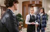 Sturm der Liebe – Rosalie (Natalie Alison, M.) wird vor Carolin (Katrin Anne Heß, r.) von Raphael (Jakob Graf, l.) umworben.
