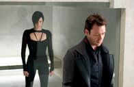Æon Flux – Während ihrer Mission wird Aeon (Charlize Theron, l.) entdeckt und gerät in Trevor Goodchilds (Marton Csokas, r.) Gefangenschaft. Kann sie entkommen und ihre Mission dennoch erfüllen?