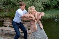 Sturm der Liebe – Wilmas (Birgit Koch, r.) Leben liegt plötzlich in Philipps (Robin Schick, l.) Händen.