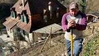 mitenand – mitenand Eine WG für ehemalige Strafgefangene Seit einem Monat hat Michel in der Wohngemeinschaft am Hang ein Dach über dem Kopf. Die letzten 3 Jahre sass er wegen Raub, Diebstahl und Sachbeschädigung im Gefängnis.