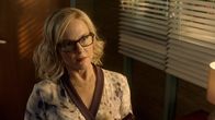 Lucifer – Als Charlotte Linda (Rachael Harris) zwingt, ihr mit der Verletzung zu helfen, gerät die Psychologin schließlich in Lebensgefahr ...