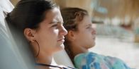 Sunburned – Anfangs klammert sich Claire (Zita Gaier, r) an ihre Schwester Zoe (Nicolais Borger)