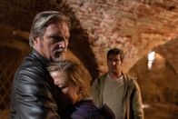 SOKO Wien – Nadine Brandl (Mona Kospach, M.) ist erschüttert von ihrem eigenen Tun. Major Carl Ribarski (Stefan Jürgens, l.) hält sie schützend im Arm, um ihr Kraft zu geben. Bezirksinspektor Klaus Lechner (Andreas Kiendl, r.) hält sich zurück und überlässt Carl das Handeln.