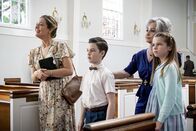 Young Sheldon – (v.l.n.r.) Mary (Zoe Perry); Sheldon (Iain Armitage); Meemaw (Annie Potts); Missy (Raegan Revord)