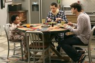 Two and a Half Men – Während Herb Alan (Jon Cryer, M.) fragt, ob er auf ein Date mit Lindsey gehen darf, merkt Walden (Ashton Kutcher, r.) wie schwer es ist, mit einer Frau intim zu werden, wenn Louis (Edan Alexander, l.) im Haus ist ...